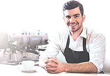 Camarero en una barra de bar